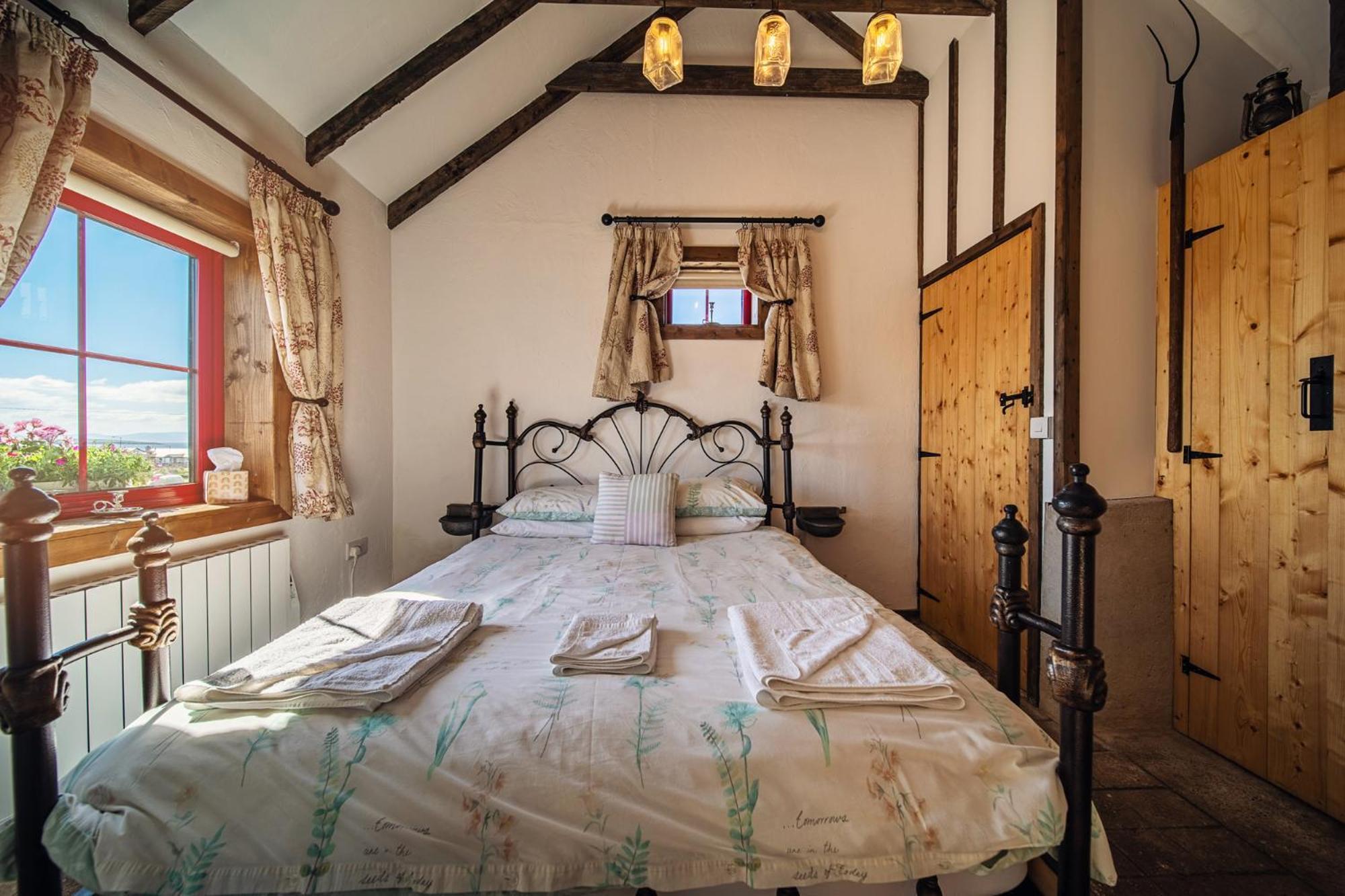 Geraghtys Farmyard Pods Hotel Belmullet Bagian luar foto