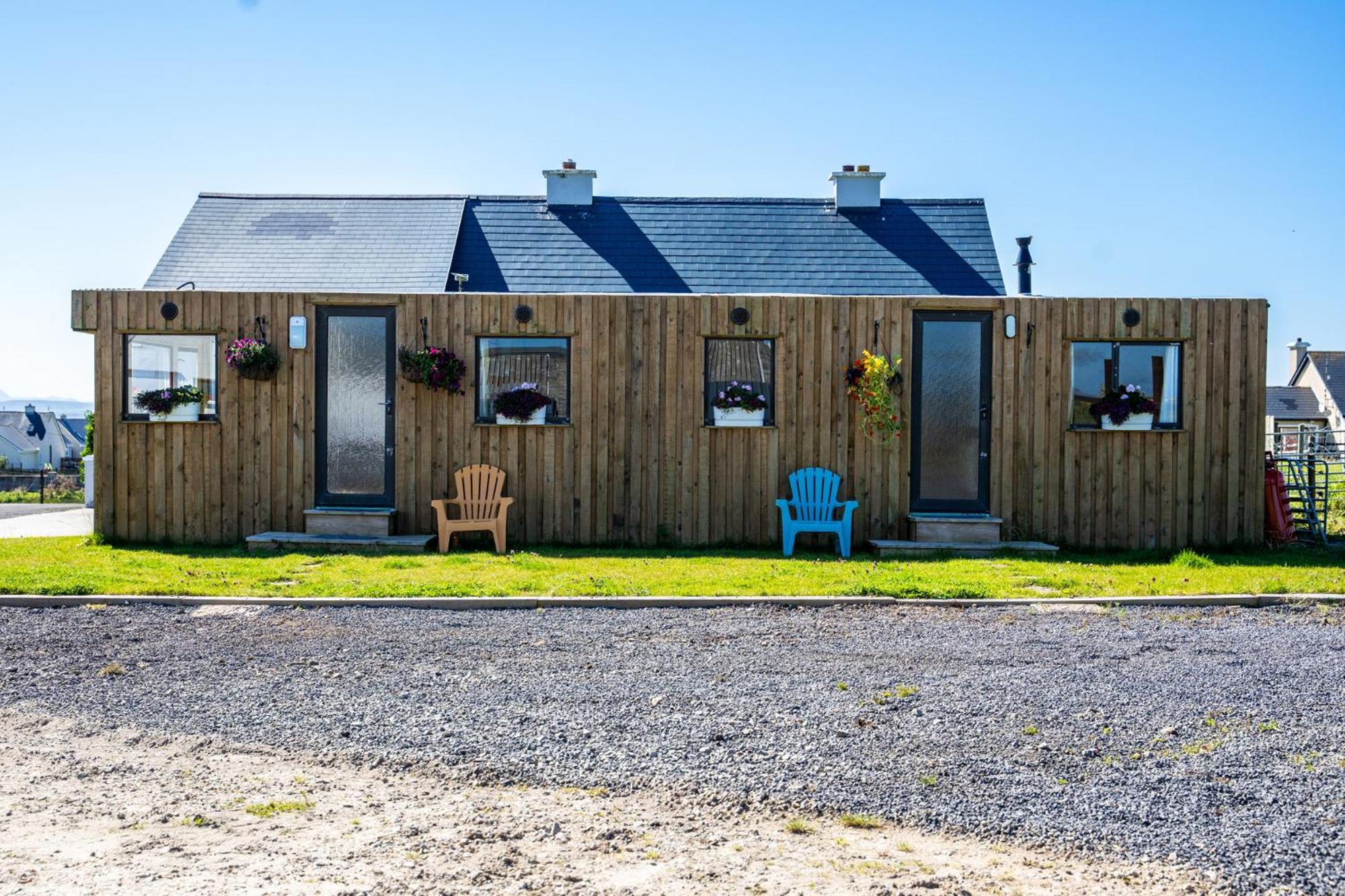 Geraghtys Farmyard Pods Hotel Belmullet Bagian luar foto