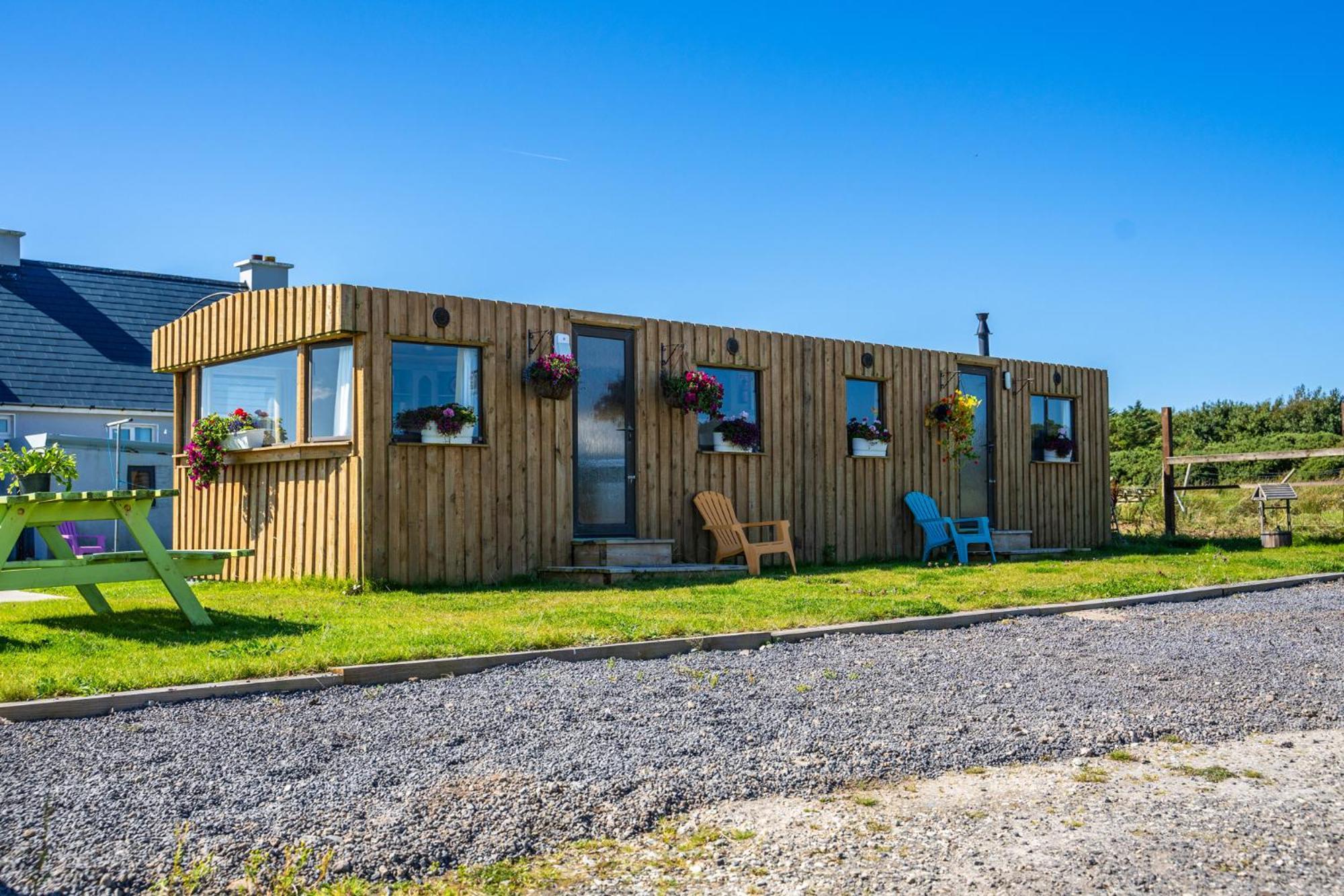 Geraghtys Farmyard Pods Hotel Belmullet Bagian luar foto