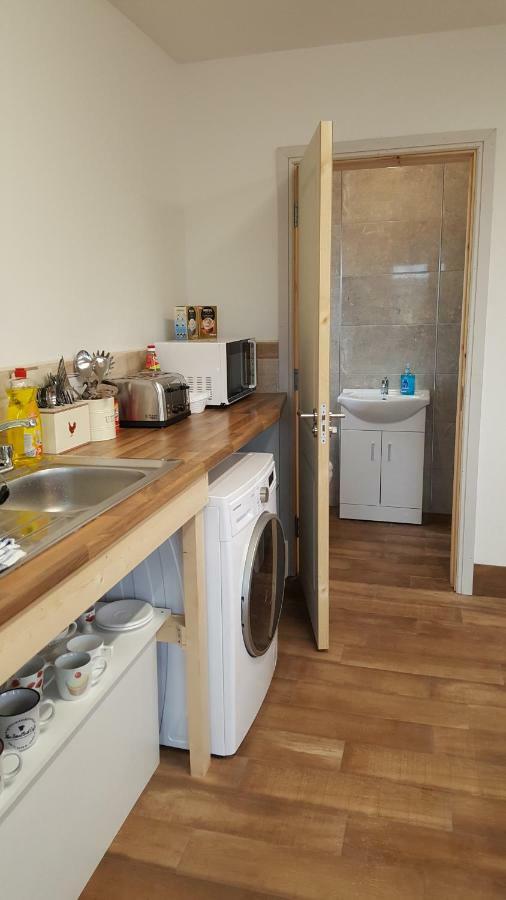 Geraghtys Farmyard Pods Hotel Belmullet Bagian luar foto